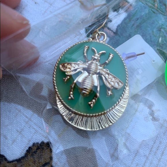 Gold Queen Bee Platform Circle Earrings - Picture 6 of 8